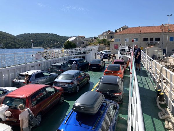 Rückwärts auf die kleine Fähre nach Brač. Rückwärts auf die kleine Fähre nach Brač.