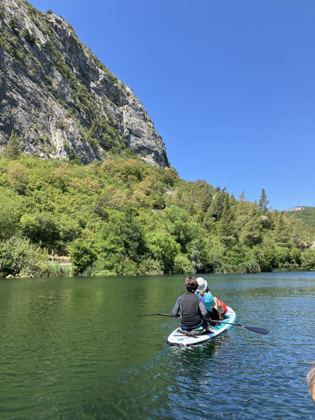 Am Start fließt die Cetina ruhig und gemächlich dahin. Am Start fließt die Cetina ruhig und gemächlich dahin.