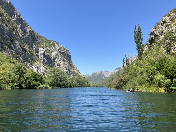 Die Cetina fließt breit dem Meer entgegen. Die Cetina fließt breit dem Meer entgegen.