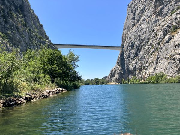 Das Ende unserer Tour an der Schnellstraßenbrücke am Ortseingang von Omiš. Das Ende unserer Tour an der Schnellstraßenbrücke am Ortseingang von Omiš.