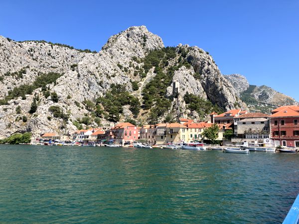 Die Altstadt von Omiš mit den beiden Burgen. Die Altstadt von Omiš mit den beiden Burgen.