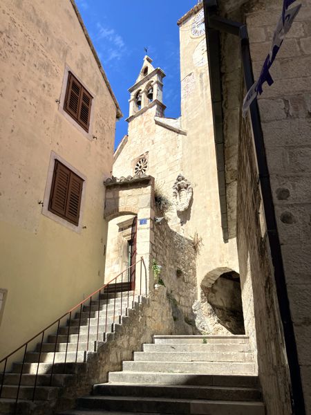Altstadtgassen mit vielen Treppen von Omiš. Altstadtgassen mit vielen Treppen von Omiš.