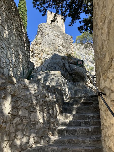 Fast geschafft. Der Burgturm ist nah. Fast geschafft. Der Burgturm ist nah.