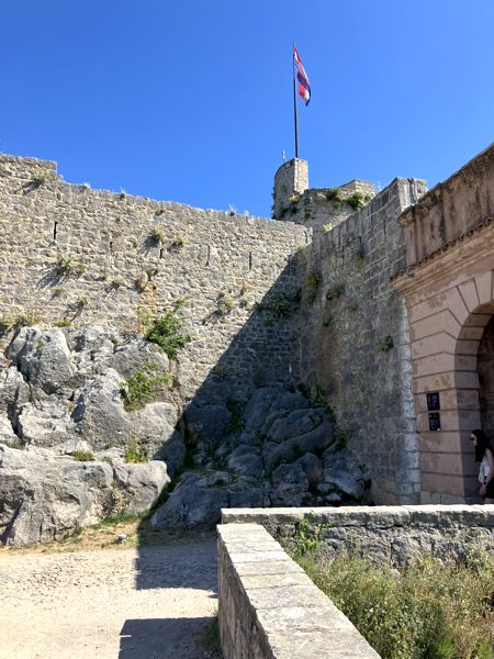 Die Burgmauern und Eingang der Festung Klis - II. Die Burgmauern und Eingang der Festung Klis - II.