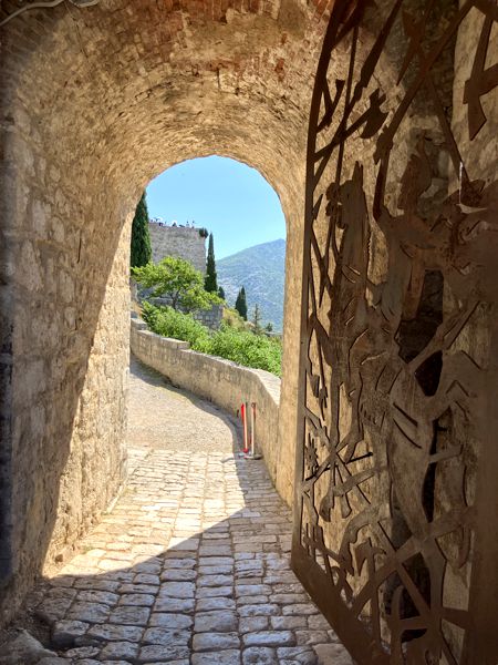 Die Burgmauern und Eingang der Festung Klis - III. Die Burgmauern und Eingang der Festung Klis - III.