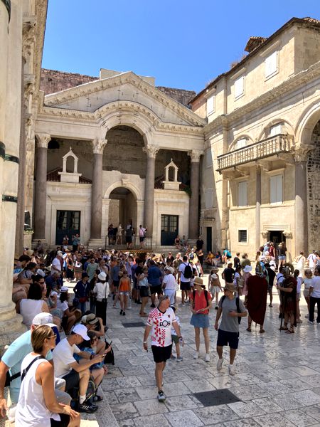 Peristyls - der rechteckige Säulenhof vor der Kathedrale von Split. Peristyls - der rechteckige Säulenhof vor der Kathedrale von Split.