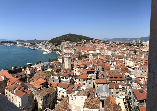Blick über die Dächer der Altstadt bis zum Marjan. Blick über die Dächer der Altstadt bis zum Marjan.