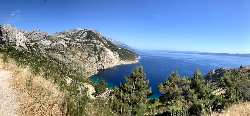 Der Strand Vruja mit Aussicht über die Küste Richtung Süden. Der Strand Vruja mit Aussicht über die Küste Richtung Süden.