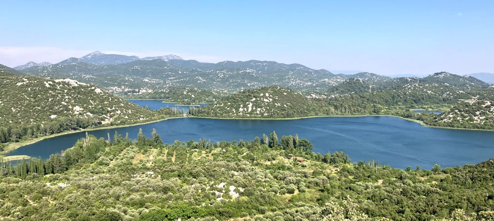 Blick über die Baćinska Seen - Vordergrund Crniševo, dahinter der große Oćuša-See. Blick über die Baćinska Seen - Vordergrund Crniševo, dahinter der große Oćuša-See.