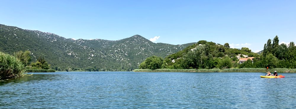 Paddelstart auf dem noch ruhigen Sladinac-See. Paddelstart auf dem noch ruhigen Sladinac-See.