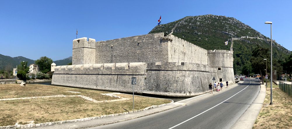 Die Festung Kaštio (Tvrđava Kaštio) ist das südliche Ende der Mauer. Die Festung Kaštio (Tvrđava Kaštio) ist das südliche Ende der Mauer.