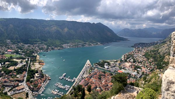 Blick von der Festung San Giovanni auf Kotor und Bucht.