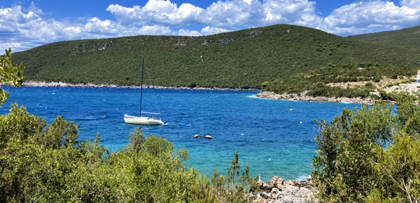 Wildes, traumhaftes Meer auf der Halbinsel Luštica.