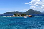 In Einfahrt der Bucht Kotor befindet sich die Klosterinsel und die Festung Mamula.