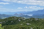 Blick über die Hügelland bis zum Skutarisee und Albanien.