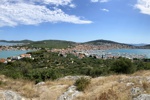 Blick vom Vrh Gradine zur Inselhauptstadt Murter.