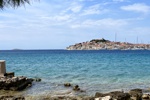Blick von der Bucht Primostenska Luka nach Primošten.
