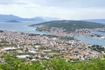 Blick von den Bergen über Trogir und die Insel Čiovo.
