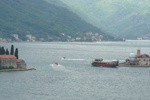 Die Kirchinseln in der inneren Bucht von Kotor vor Perast.