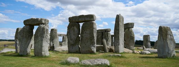 Stonehenge in Mitten der grünen, hügligen Salisbury Plains.