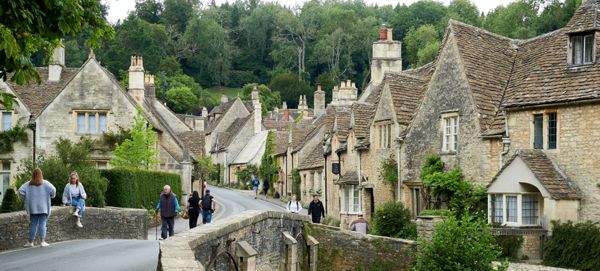 Castle Combe mit seinen für die Cotswolds typischen Häusern.
