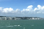 Die Weißen Klippen von Dover bei stürmischer See.