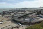 Der Hafen von Dover mit Terminals und Hochstraßen.