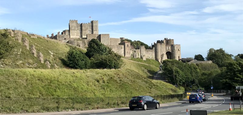 Das imposante Dover Castle oberhalb der Stadt. Das imposante Dover Castle oberhalb der Stadt.