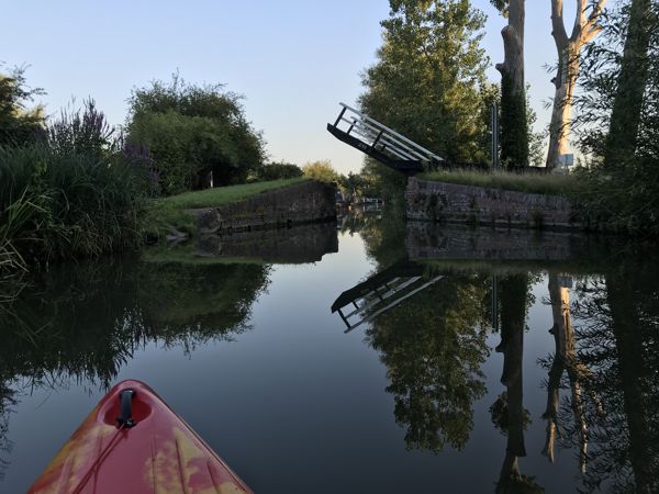 Schmale Stellen passend für Narrowboats. Schmale Stellen passend für Narrowboats.