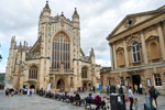 Die Kathedrale von Bath mit den römischen Bädern daneben.