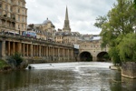 Der River Avon mit Pulteney-Bridge mitten in Bath.