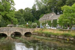 Eine alte Steinbogenbrücke über den River Coln in Bibury.