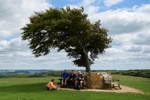 Picknick am Memorial Tree auf dem Cleeve Hill.