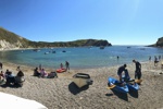 Baden bei Sonnenschein in der fast kreisrunden Lulworth Cove.
