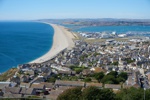 Blick von der Isle of Portland über Chesil Beach und Fortuneswell.