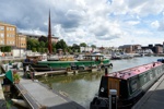 Hafenbecken von Gloucester mit Narrowboats.