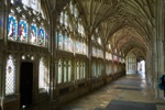 Wandeln im Kreuzgang der Gloucester Kathedrale.