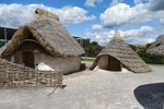 Hüttennachbauten aus Lehm und Stroh außerhalb des Besucherzentrums.