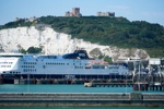 Blick von der Fähre über Dover Hafen und Castle.