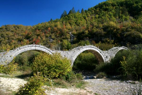 Steinplattenbrücke bei Kipi Steinplattenbrücke bei Kipi