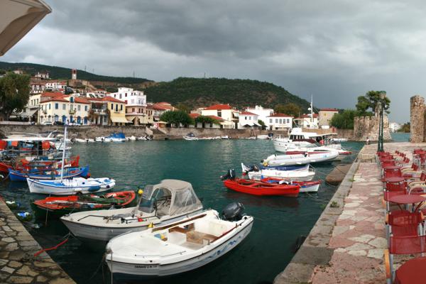 Hafen von Nafpaktos mit dunklen Regenwolken Hafen von Nafpaktos mit dunklen Regenwolken