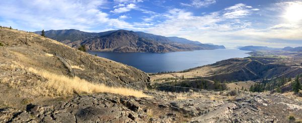 Blick über den langen Kamloops Lake umgeben von trockener Landschaft.