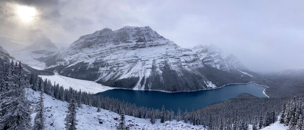 Peyto Lake in den Rocky Mountains im Winter.