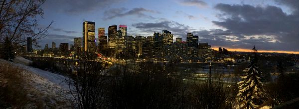 Abstimmung in Calgary mit Blick über den Bow River auf die Downtown.
