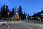 Abendspaziergang durch Banff bei herbstlichen Temperaturen.