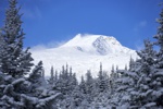 Der stürmische Gipfel des Hudson Bay Mountain mit einigen Wolken.