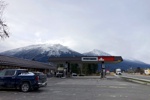 Tankstopp in Jasper. Die Berggipfel verschwinden langsam hinter den Wolken.