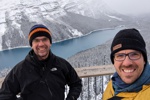 Zwei glückliche Wanderer am Peyto Lake nach der Rückkehr vom Bow Summit.*