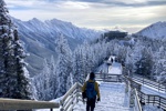 Blick zur verschneiten Bergstation der Banff Gondola.