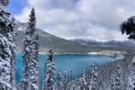 Der türkisfarbene Lake Louise mit dem Château am Ende des Sees.